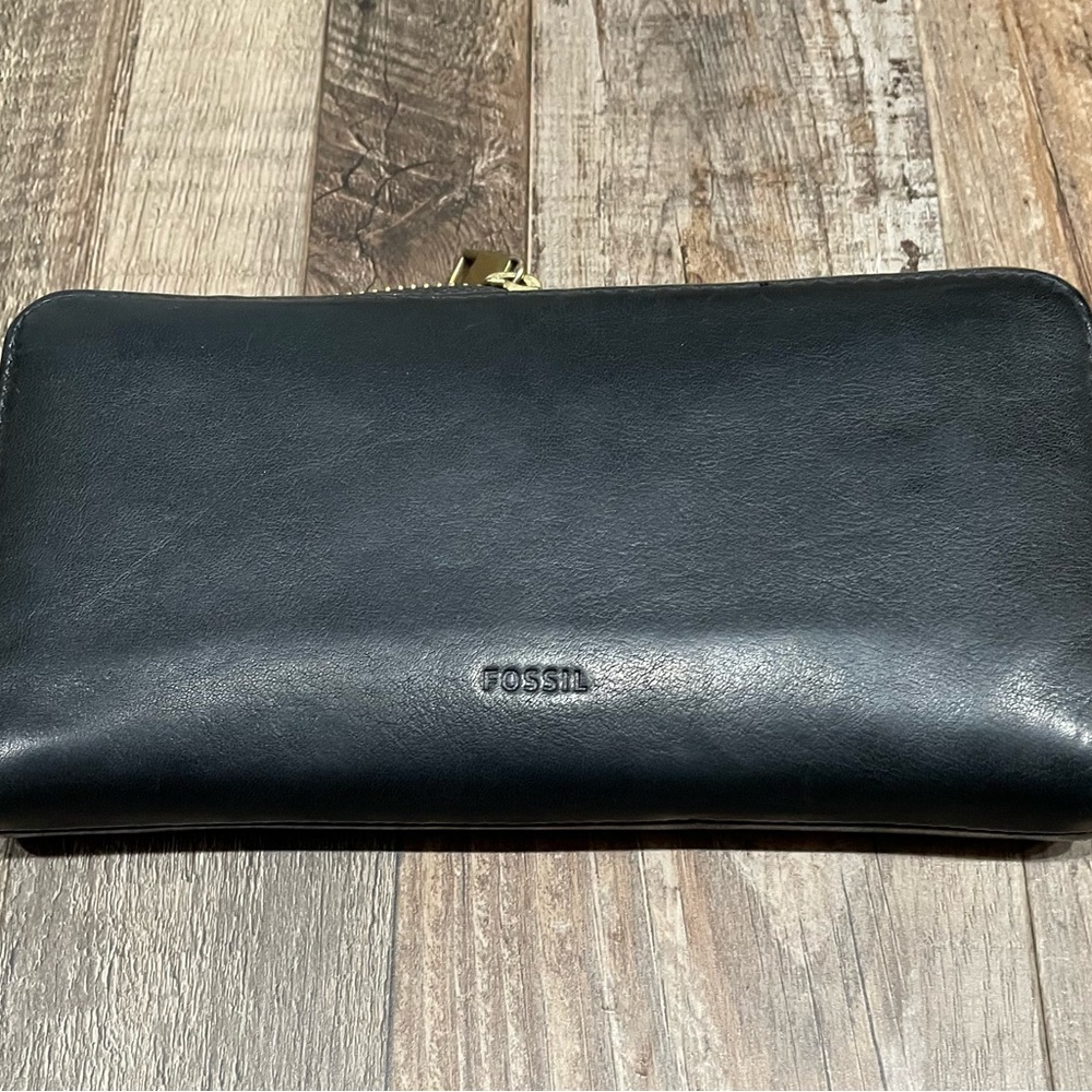 Fossil Cow Hide Leather Wallet Clutch, all around gold zipper, Classic